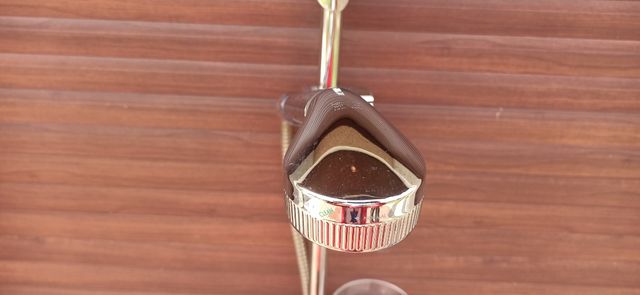 Grifo de ducha con soporte marca HANSGROHE