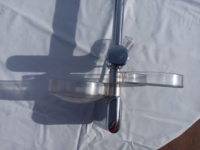 Grifo de ducha con soporte marca HANSGROHE