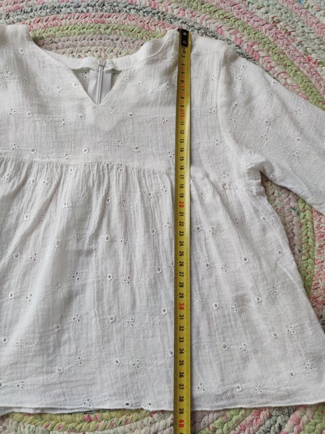 Blusa blanca de niña con bordados talla 2-3 años