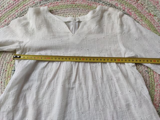 Blusa blanca de niña con bordados talla 2-3 años