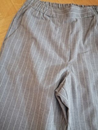 Pantalón de vestir gris con rayas blancas de segunda mano por 5 EUR en  Madrid en WALLAPOP