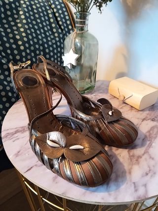Sandalias en dorado envejecido de segunda mano por 20 EUR en Zaragoza en  WALLAPOP