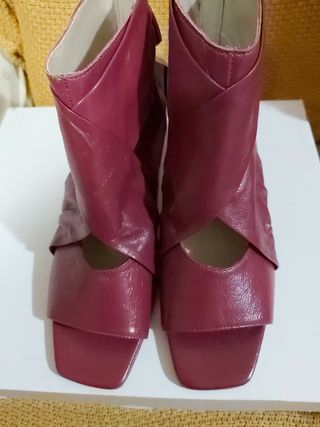 BOTINES PIEL VERANO ZARA de segunda mano por 50 EUR en Barcelona en WALLAPOP