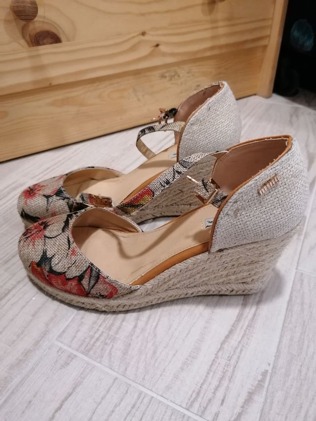 cuñas de esparto, flores, mustang