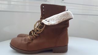 Botas planas con borreguito de segunda mano por 8 EUR en Móstoles en  WALLAPOP