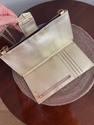 Clutch dorado Mango de segunda mano por 10 EUR en Madrid en WALLAPOP