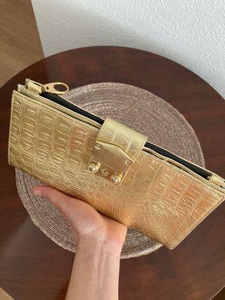 Clutch dorado Mango de segunda mano por 10 EUR en Madrid en WALLAPOP