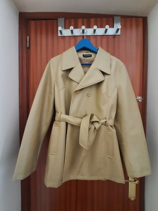 Abrigo vinipiel 42 de segunda mano por 10 EUR en Aguadulce de Sevilla en  WALLAPOP