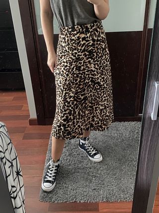 Falda midi leopardo zara de segunda mano por 15 EUR en A Area Alta en  WALLAPOP