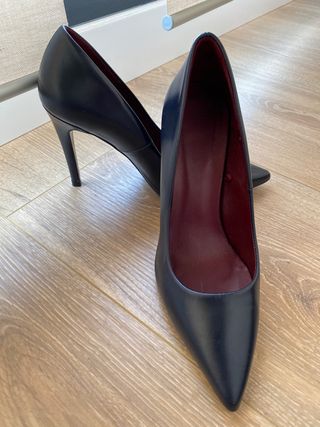 Zapatos Stilettos azul marino Zara de segunda mano por 24 EUR en Pozuelo de  Alarcón en WALLAPOP