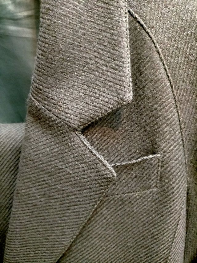 traje chaqueta gris de calidad