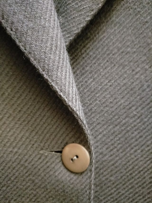 traje chaqueta gris de calidad