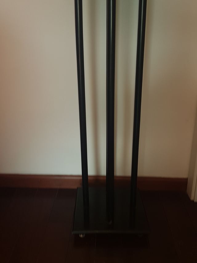 Mesa auxiliar alta.