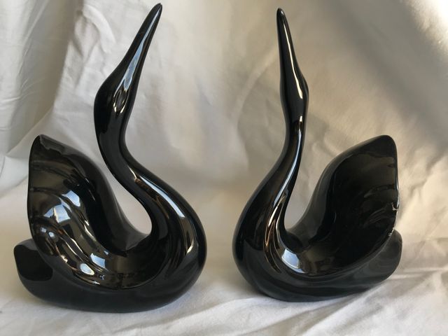 Pareja de cisnes negros. Porcelana.