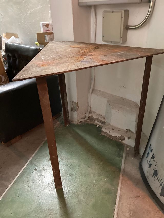 Mesa o soporte escultórico