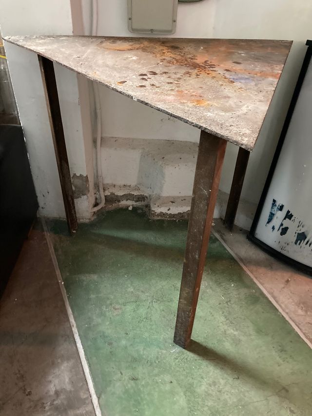 Mesa o soporte escultórico