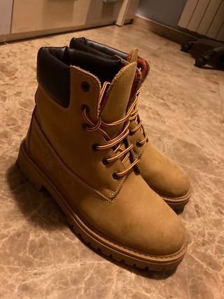 BOTAS MARRONES NIFTY de segunda mano por 20 EUR en Badalona en WALLAPOP