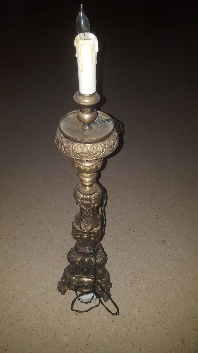 Candelabro de latón antiguo