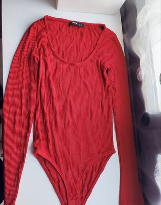 Stradivarius body rojo de segunda mano por 5 EUR en Badajoz en WALLAPOP