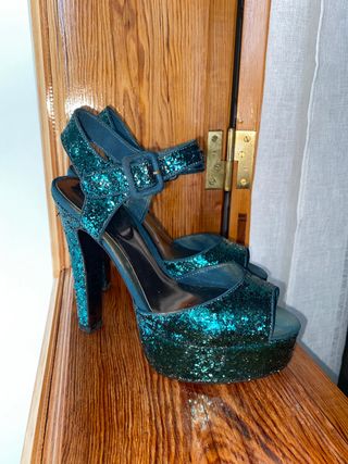 Tacones turquesas glitter preciosos de asos de segunda mano por 15 EUR en  Cruce de Arinaga en WALLAPOP