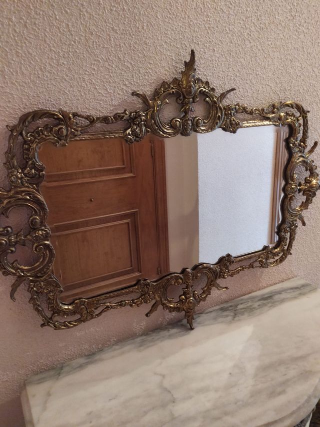 Entrada y espejo de bronce