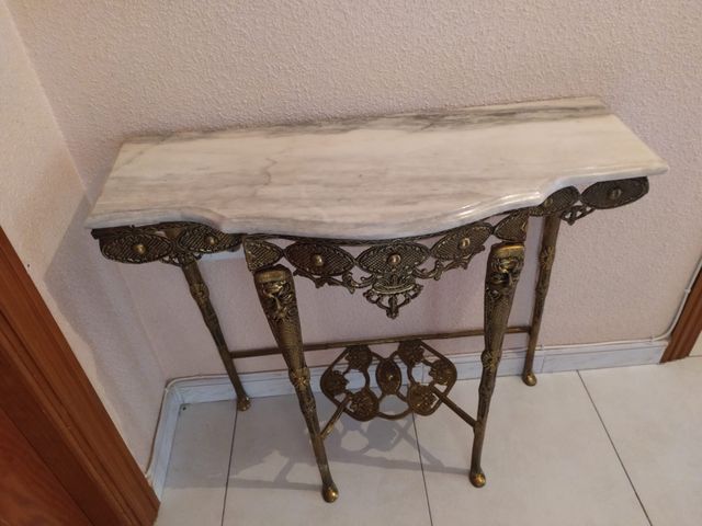 Entrada y espejo de bronce