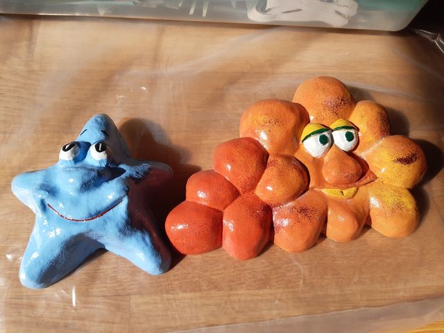 Adornos artesanales para colgar en pared