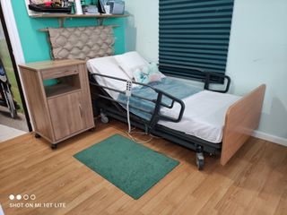 Cama articulada elevable y barandillas protección.