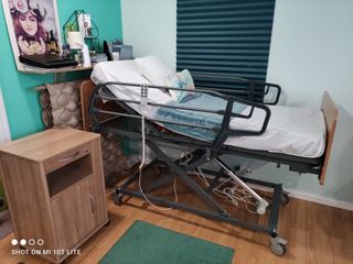 Cama articulada elevable y barandillas protección.