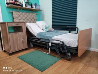 Cama articulada elevable y barandillas protección