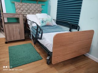 Cama articulada elevable y barandillas protección