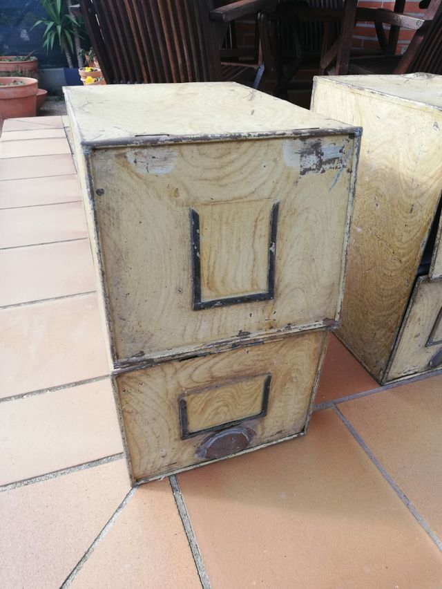 Antiguos archivadores funcionales mesita noche de segunda mano por 25