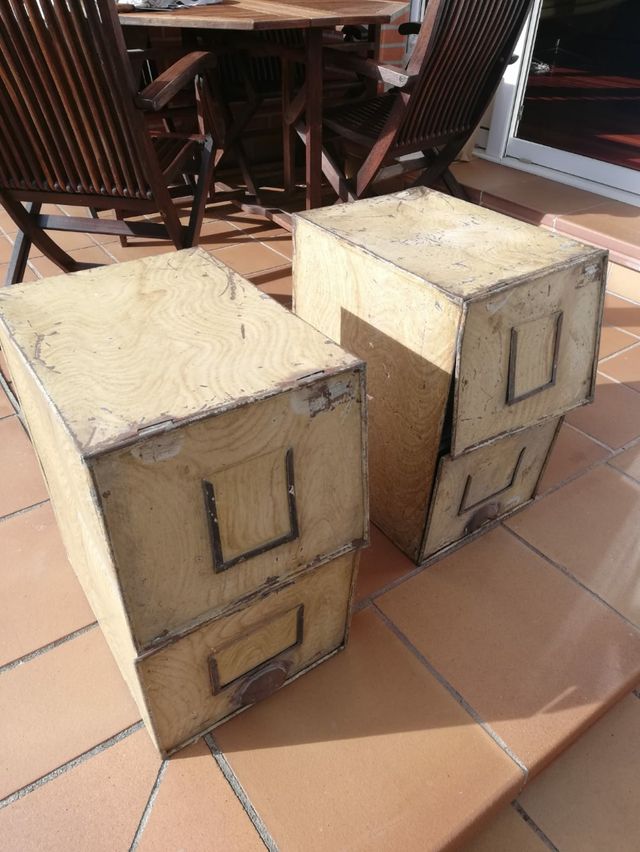 Antiguos archivadores funcionales mesita noche de segunda mano por 25