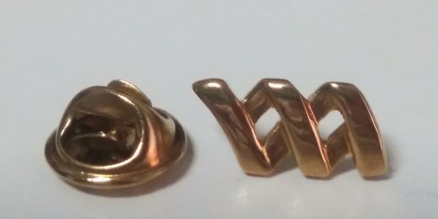 Pin chapado oro logo Lab. Almirall 14 quilates