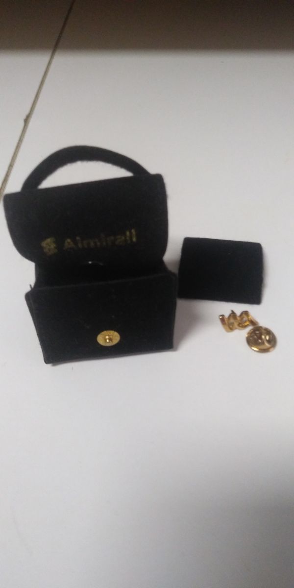 Pin chapado oro logo Lab. Almirall 14 quilates