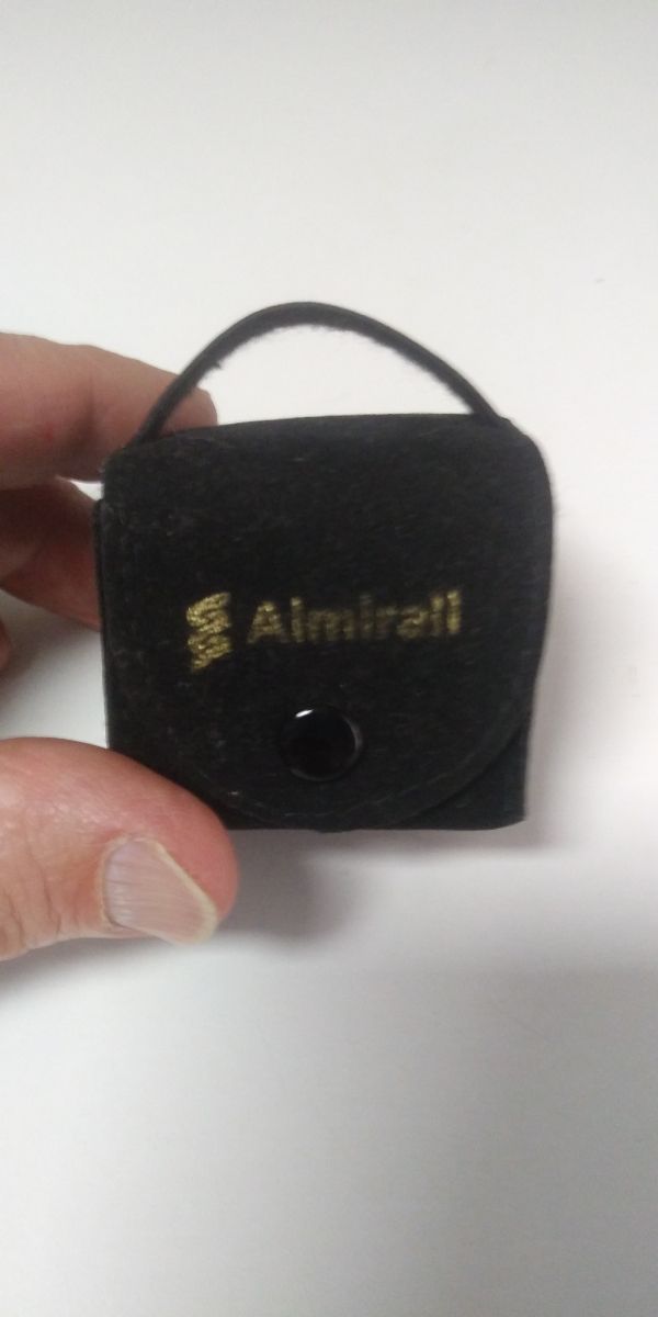 Pin chapado oro logo Lab. Almirall 14 quilates