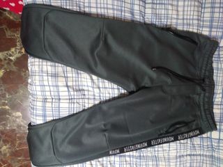 Pantalón chándal Bershka de segunda mano por 12 EUR en Huesca en WALLAPOP