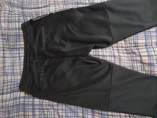 Pantalón chándal Bershka de segunda mano por 12 EUR en Huesca en WALLAPOP