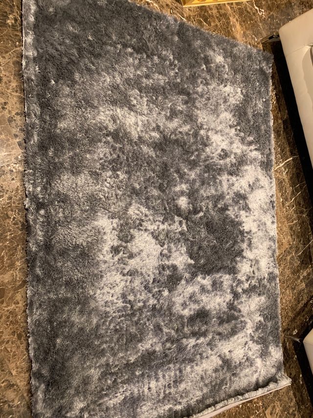 Alfombra gris de pelo largo