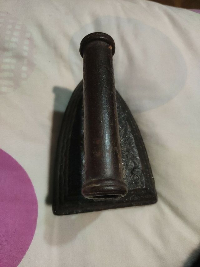 Plancha antigua, de hierro. 