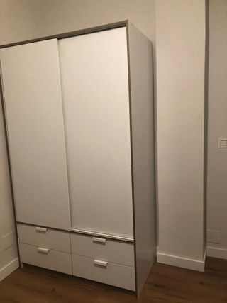 Armario de puertas correderas de segunda mano por 110 € en Valladolid
