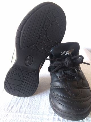 Zapatillas fútbol talla 26 de segunda mano por 5 EUR en Mercado Parque  Corredor del Henares en WALLAPOP