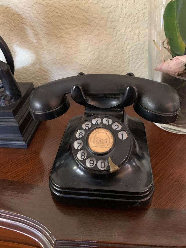 Teléfono baquelita antiguo