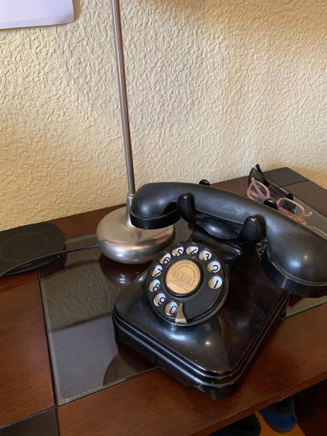 Teléfono baquelita antiguo