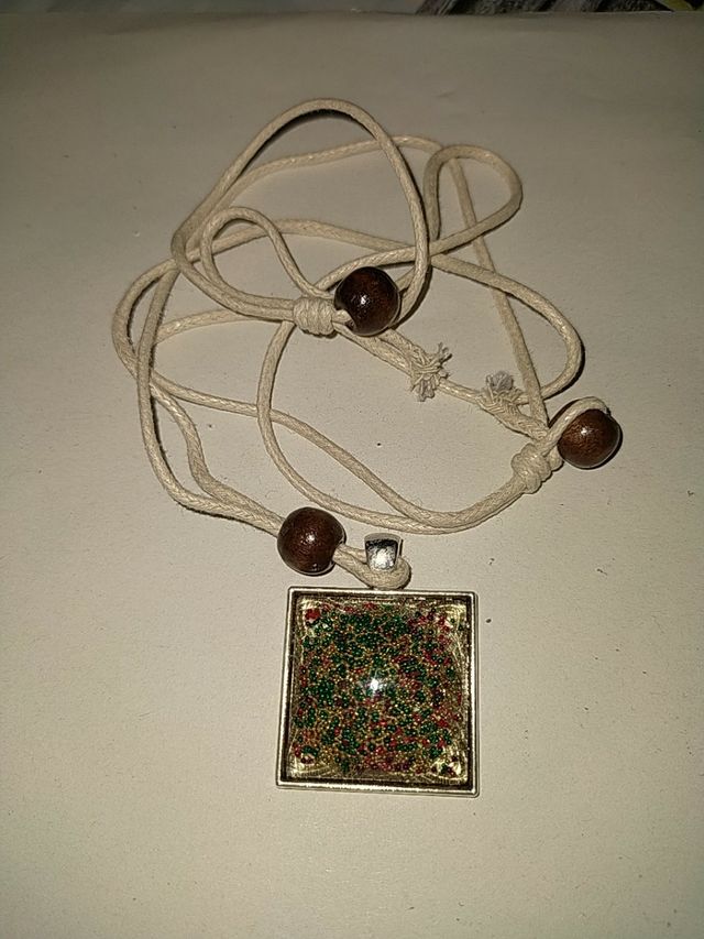 colgante hecho a mano cuadrado de colores