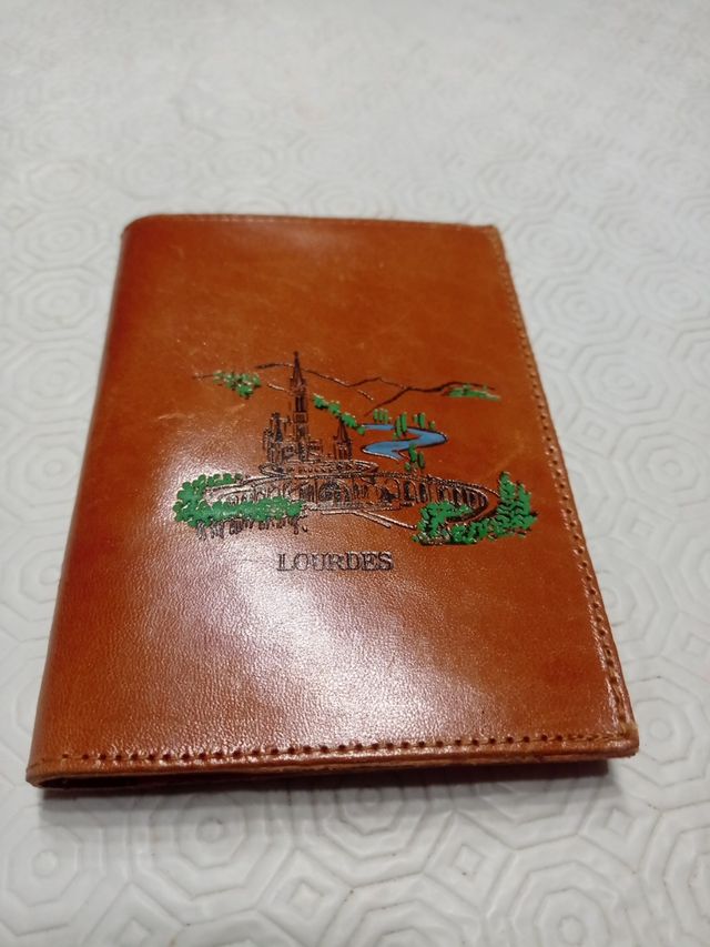 Cartera y billetera de piel.