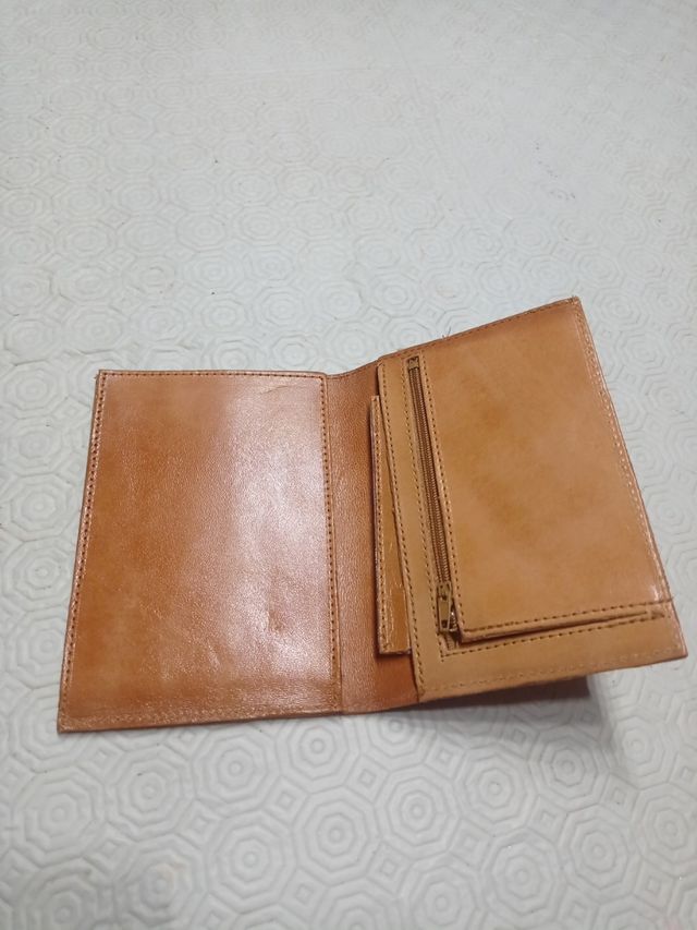 Cartera y billetera de piel.