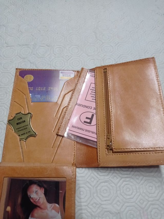 Cartera y billetera de piel.