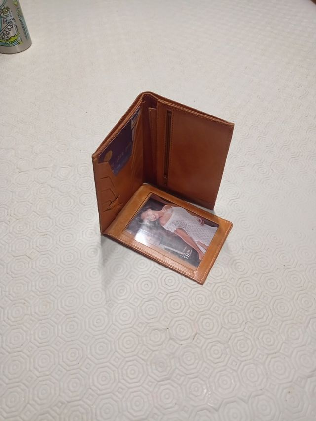 Cartera y billetera de piel.