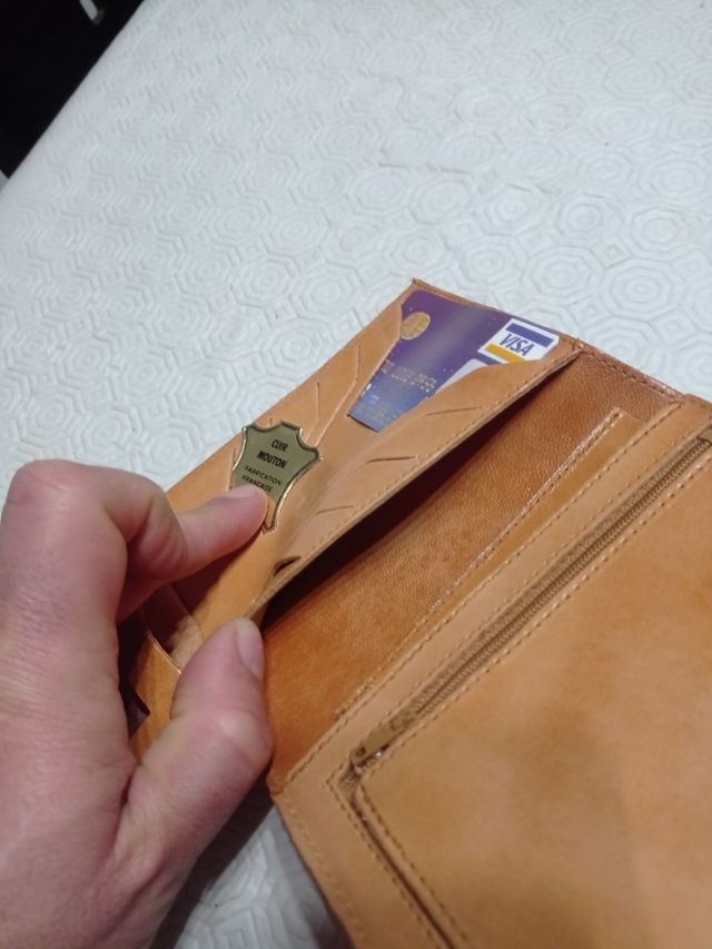 Cartera y billetera de piel.
